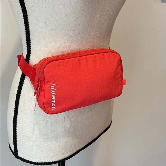 Lululemon Mini Belt Bag Crossbody Sport Zipper Fanny Pack Essentials Bag - Picture 1 of 12